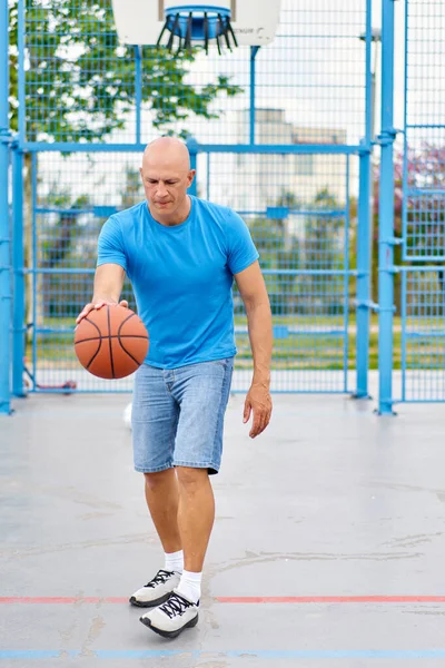 Basketballspieler Der Auf Einem Außenplatz Den Ball Hüpft — Stockfoto