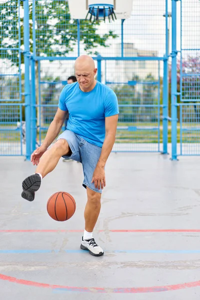 Basketballspieler Der Auf Einem Außenplatz Den Ball Hüpft — Stockfoto