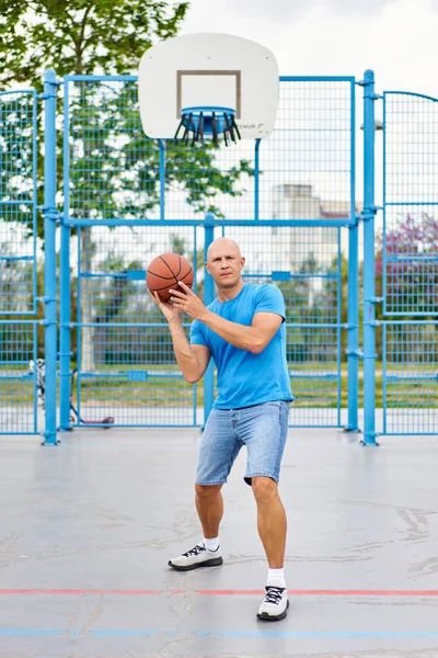 Jogador Basquete Saltando Bola Enquanto Uma Quadra Livre — Fotografia de Stock