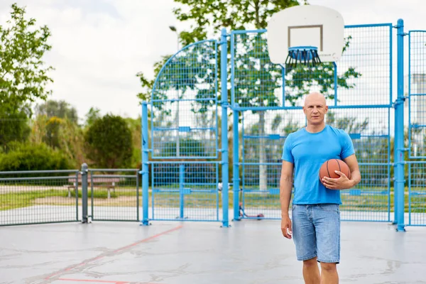 Чоловік Спорті Має Проблеми Здоров Баскетбольному Майданчику — стокове фото
