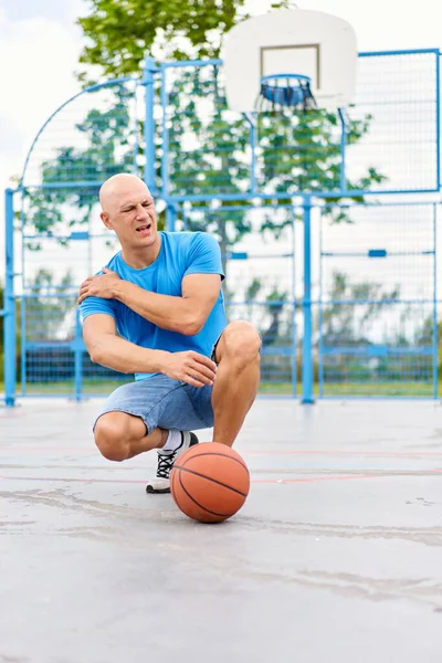 Mann Beim Sport Hat Gesundheitliche Probleme Auf Dem Basketballplatz — Stockfoto