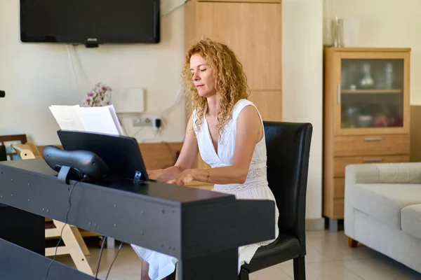 Mujer Vestida Blanco Sentada Piano Las Mujeres Que Tocaban Piano —  Fotos de Stock