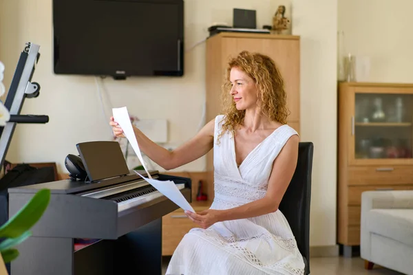 Vrouw Witte Jurk Zittend Aan Piano Vrouw Die Piano Speelde Rechtenvrije Stockafbeeldingen