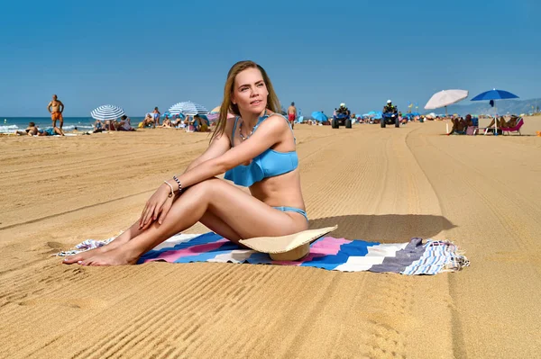 Beautiful Woman Blue Bikini Tropical Beach Portrait Happy Young Woman — Foto Stock