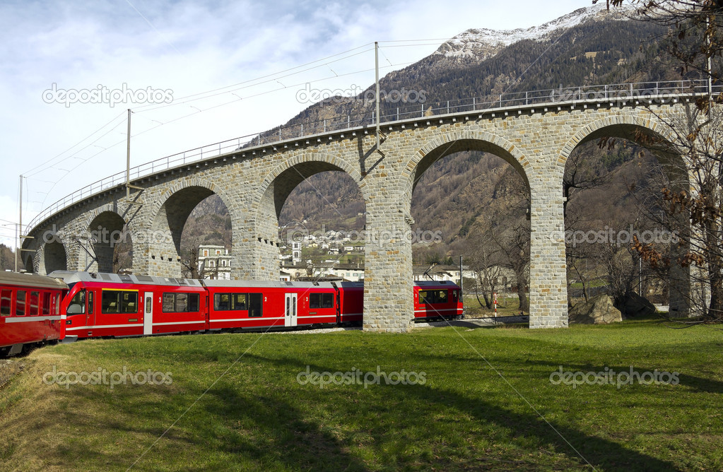 Alps Train glides to viaduct