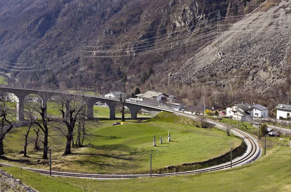 Brusio 螺旋高架桥在瑞士的阿尔卑斯山 — 图库照片