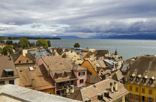 Nyon střechy a Ženevské jezero — Stock fotografie