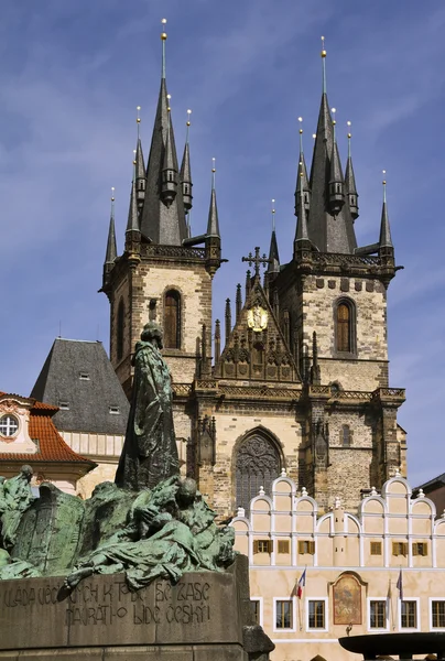 Church of Our Lady before Týn and Jan Hus statue in Prague — Stock Photo, Image