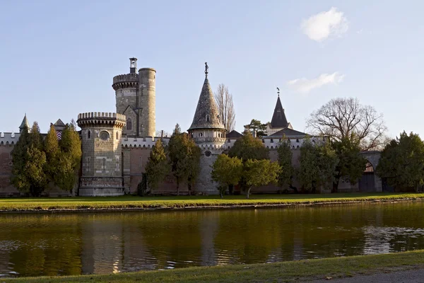 Romantisk trädgård slott franzensburg — Stockfoto