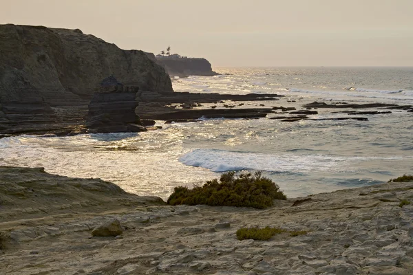 Belles falaises de Peniche au coucher du soleil — Photo