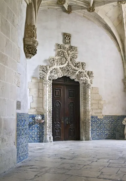 Πόρτα σε στιλ αρχιτεκτονικής, alcobaca — Φωτογραφία Αρχείου