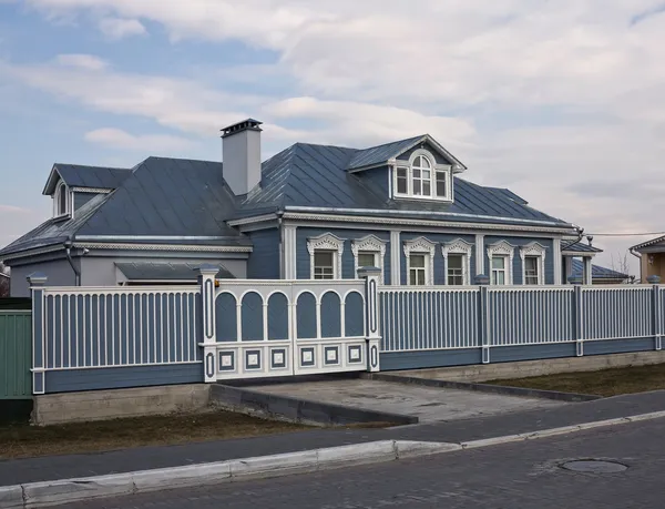 아름 다운 집과 목조 게이츠 — 스톡 사진