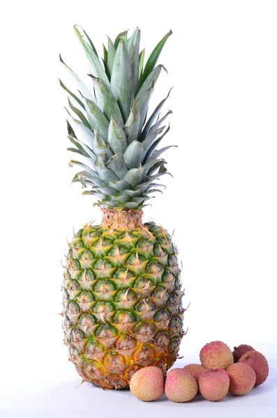 Ananas und Litschis auf weißem Hintergrund — Stockfoto