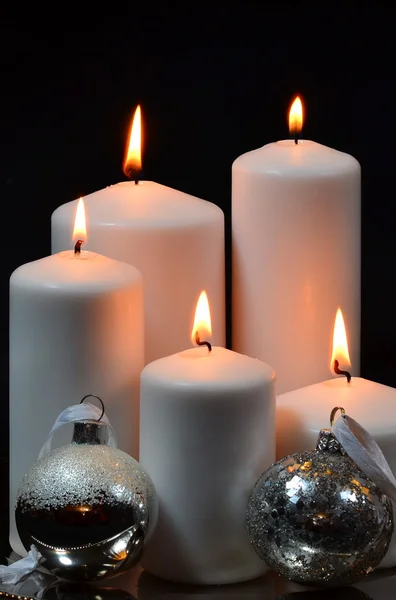 Білі свічки зі срібними різдвяними кульками — стокове фото