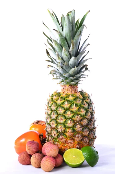 Tropische Früchte. Ananas, Litschis, Limetten, Kaki — Stockfoto