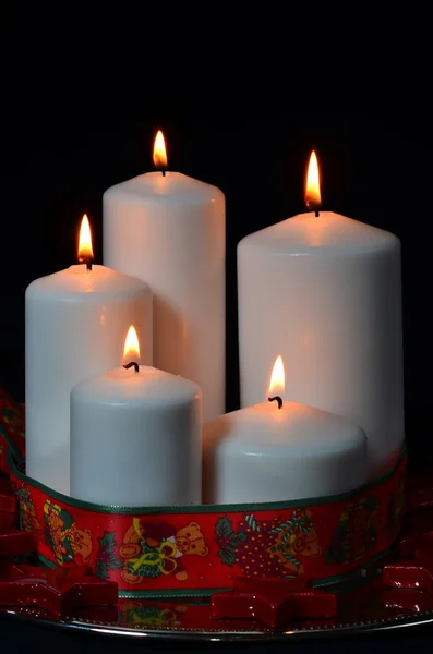 Weiße Kerzen mit roter Schleife und Sternen — Stockfoto