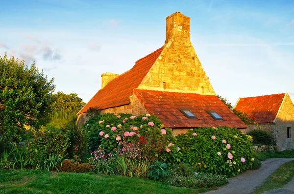 Bloemrijke Landhuisje in Bretagne Rechtenvrije Stockfoto's