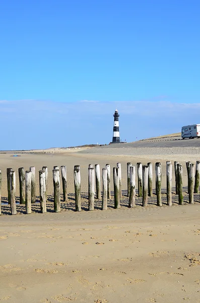 Vuurtoren en camping auto op het strand Rechtenvrije Stockfoto's