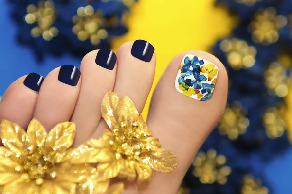 Pedicure azul com borboletas . — Fotografia de Stock