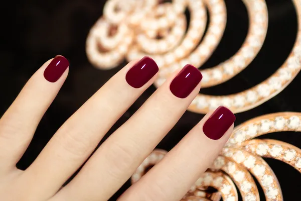 Luksusowy krótki manicure burgundowy . — Zdjęcie stockowe