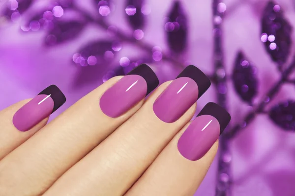 Lila manicure. — Stockfoto