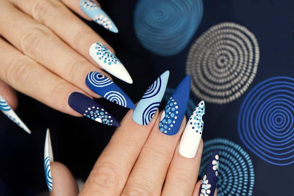 Bunte Blaue Nagelkunst Auf Einer Langen Scharfen Form Der Nägel — Stockfoto