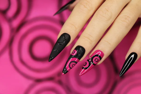 Modieuze Roze Zwarte Manicure Lange Scherpe Nagels — Stockfoto