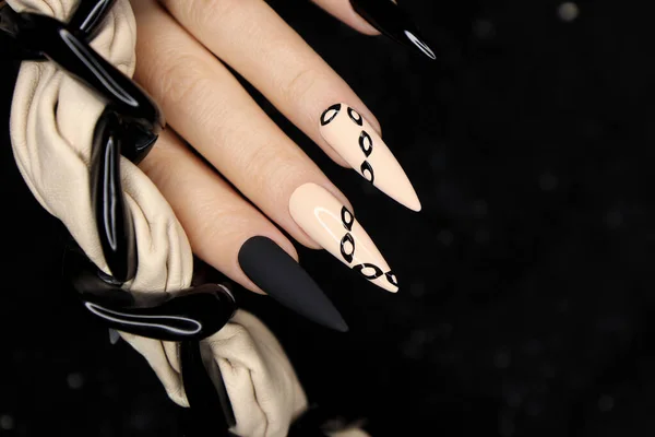 Beżowy Czarny Manicure Długich Paznokciach — Zdjęcie stockowe
