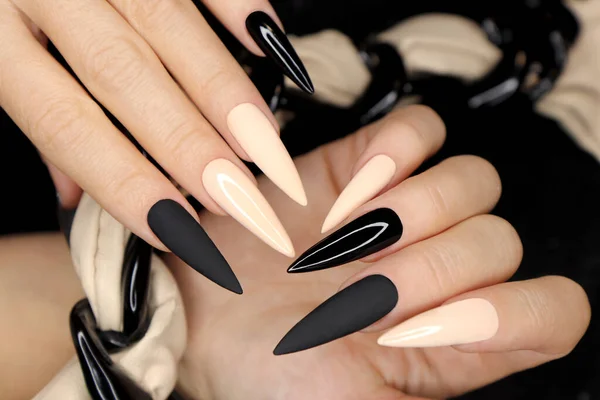 Manucure Beige Noire Sur Ongles Longs — Photo