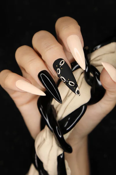 Manucure Beige Noire Sur Ongles Longs — Photo