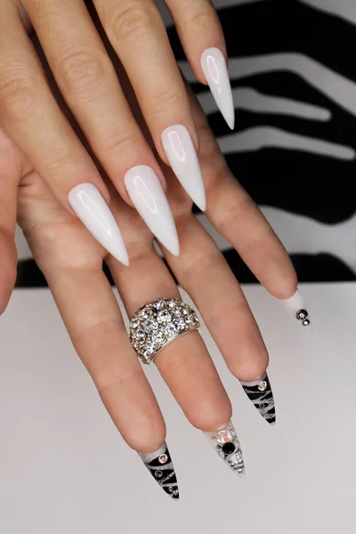 Gel Manicure Scherpe Vorm Van Nagels Met Een Dierlijke Print — Stockfoto