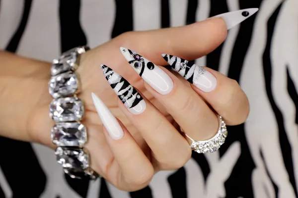 Manicura Gel Forma Afilada Las Uñas Con Estampado Animalista — Foto de Stock