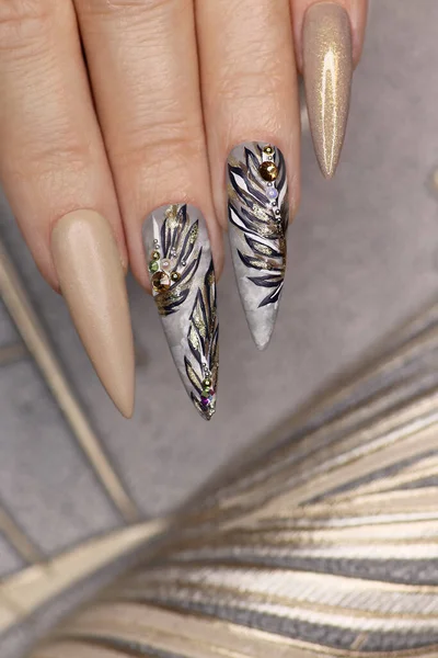 Manicure Sharp Shape Nails Pattern Leaves Rhinestones — Stock Photo, Image