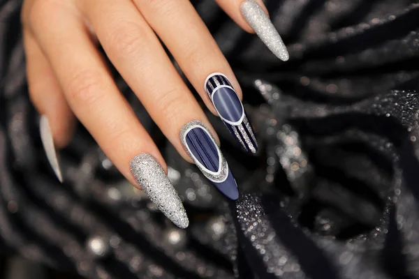 Manicura Uñas Forma Larga Con Recubrimiento Superior Azul Plateado —  Fotos de Stock