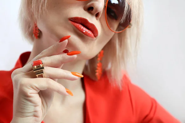 一个戴太阳镜的金发美女的橙色妆容和修指甲 — 图库照片