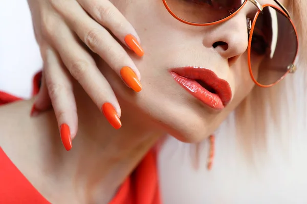 Maquillaje Naranja Manicura Una Rubia Con Gafas Sol — Foto de Stock