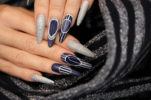 Manicura Uñas Forma Larga Con Recubrimiento Superior Azul Plateado Imagen de archivo