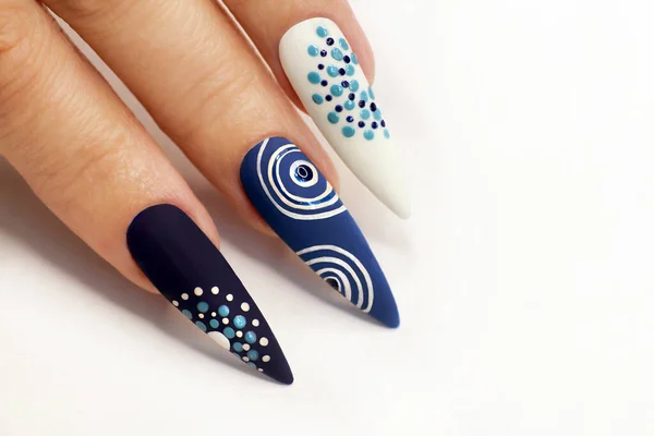 Maniküre Mit Punkten Und Kreisen Auf Blauem Und Weißem Nagellack — Stockfoto