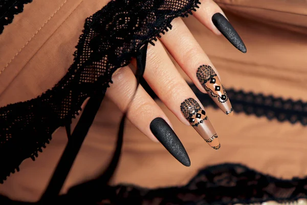 Nageldesign Mit Schwarzem Und Beigem Nagellack — Stockfoto