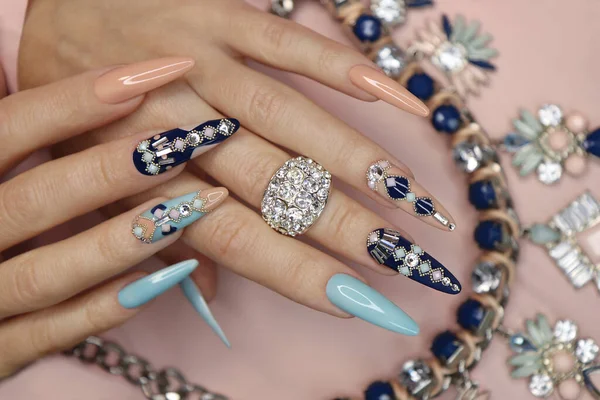 Blauw Roze Manicure Met Een Ontwerp Van Vierkante Strass Kleine — Stockfoto