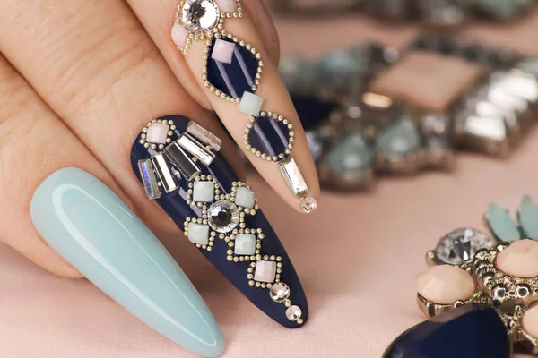 Blauw Roze Manicure Met Een Ontwerp Van Vierkante Strass Kleine — Stockfoto