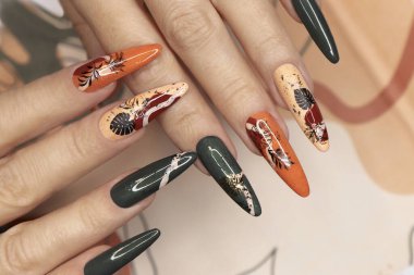 Uzun tırnaklı tropik manikür..