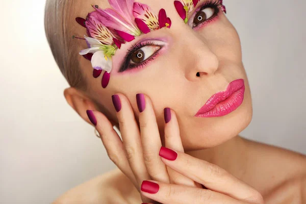 Manicura Roja Borgoña Maquillaje Ojos Con Pétalos Flores —  Fotos de Stock