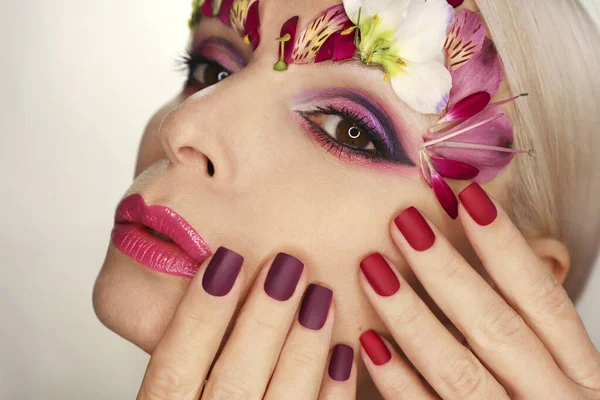 Manicura Roja Borgoña Maquillaje Ojos Con Pétalos Flores —  Fotos de Stock