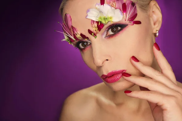 Burgunderrote Maniküre Und Augen Make Mit Blütenblättern — Stockfoto