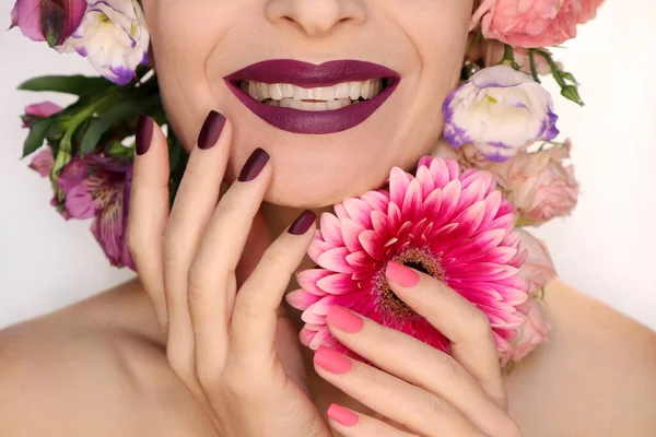 Borgonha Manicure Rosa Maquiagem Uma Mulher Com Uma Variedade Flores — Fotografia de Stock