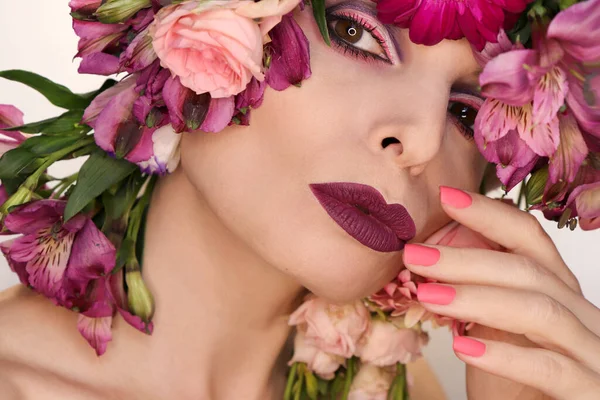 Borgoña Manicura Rosa Maquillaje Una Mujer Con Una Variedad Flores —  Fotos de Stock