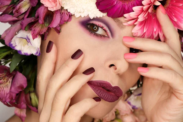 Borgoña Manicura Rosa Maquillaje Una Mujer Con Una Variedad Flores — Foto de Stock