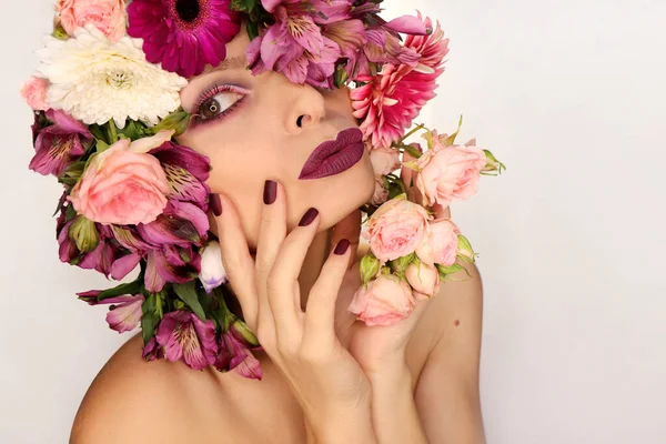 Burgundy Pink Manicure Makeup Woman Variety Flowers — Stock Photo, Image