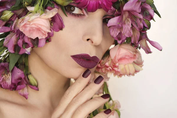 Μπορντό Ροζ Μανικιούρ Και Μακιγιάζ Μια Γυναίκα Ποικιλία Λουλουδιών — Φωτογραφία Αρχείου